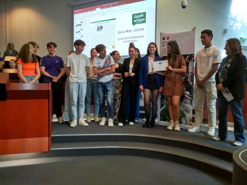 Les 1HGGSP 3 reçoivent le 2ème prix du concours "Enquête en classe", catégorie "lycée", au Conseil régional de Bretagne, le 2 juin 2023.